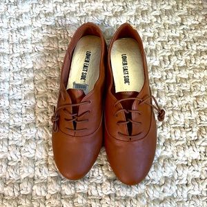 Chocolate brown / tan faux leather tie on flats